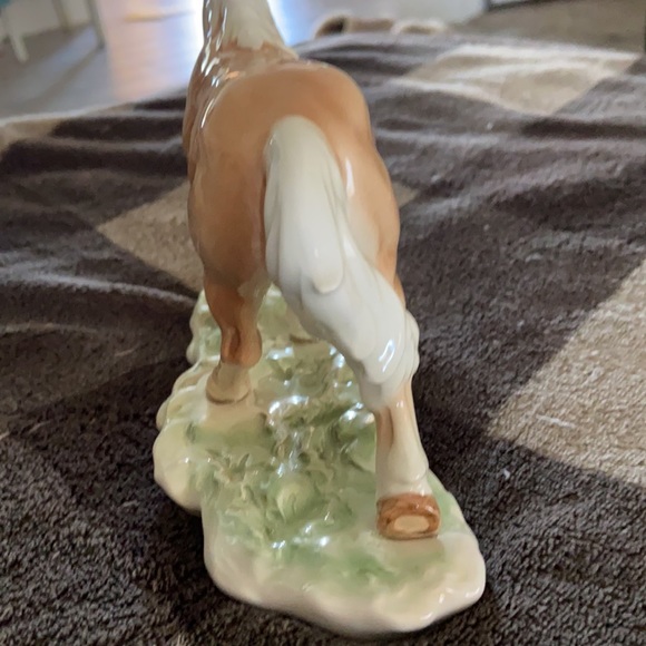 Goebel porcelain horse on grass - Picture 5 of 7